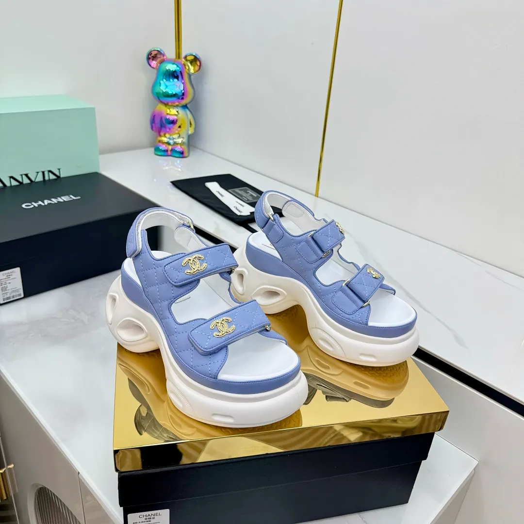 👟👟Ex-factory price 680👟👟 Top version... Chanel｜Chanel Xiaoxiang Velcro Beach Slippers Slippers Casual Beach Shoes 25ss Spring and Summer New Style! Beach shoes are a hit all over the internet! The latest model from the counter, I am still willing to buy it on my feet. It must be ranked among the most popular models. It is invincible in all seasons. Various bloggers and Internet celebrities can see the matching styles. Highly recommended. Pearlescent sheepskin upper, sheepskin lining, suede for feet. Original open-molded TPU outsole size: 35-40 (customized for 40 and 41). Full set of original packaging 👉 👉 👉 👉 👉